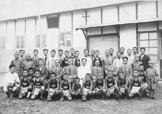 1930년대 초반 당시 수기동에 있던 광주 YMCA회관 앞에서 Y임직원들과 청소년 회원들과 함께