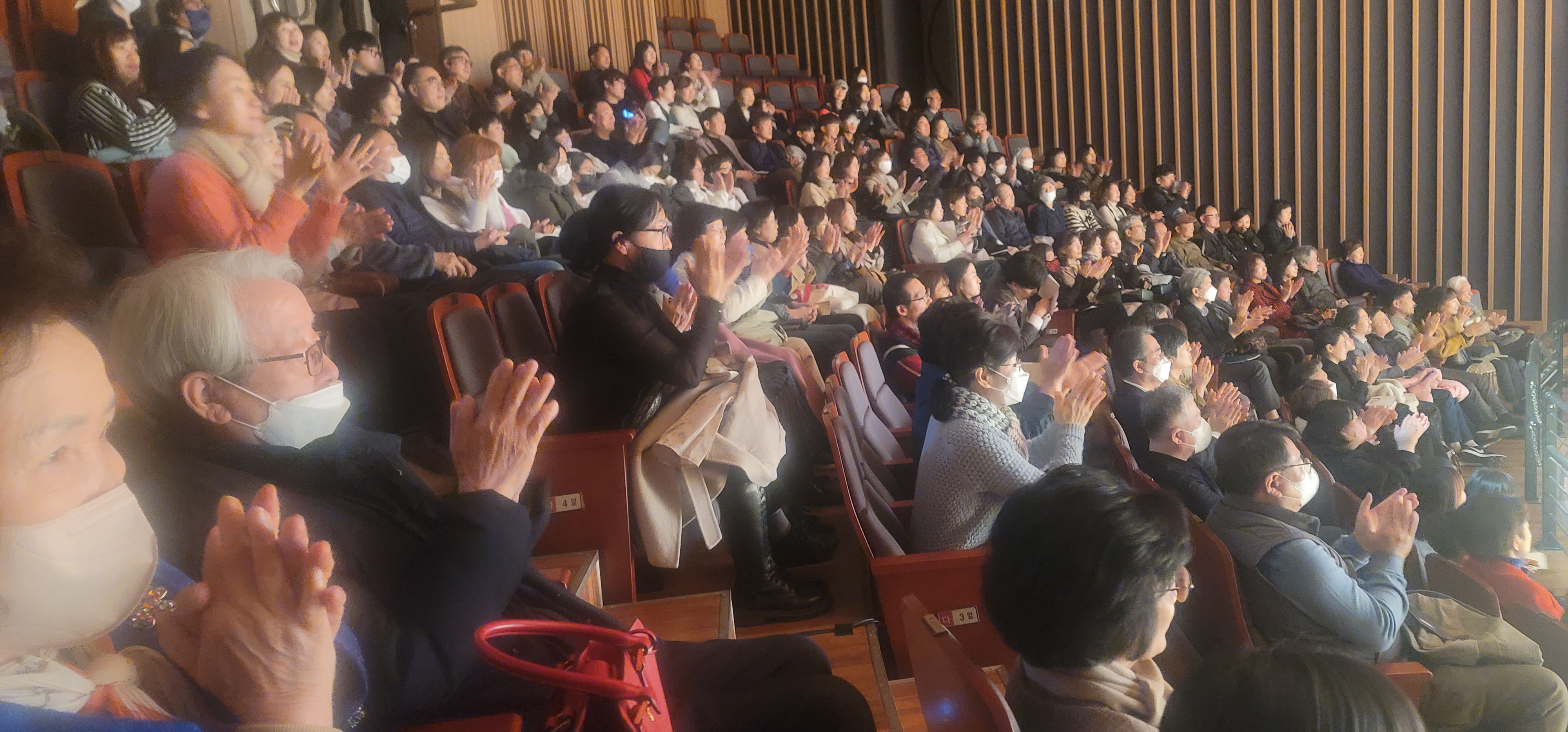 2023년 음악극 관중.jpg